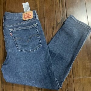 Levi’s women’s size 30 blue boyfriend jeans mid rise